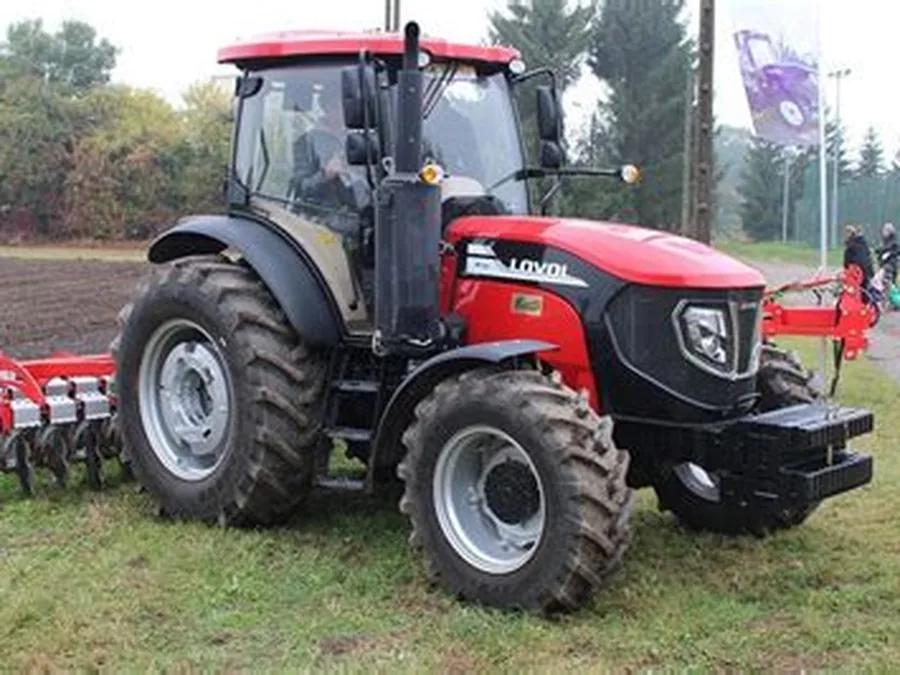 Ciągnik LOVOL z broną talerzową w pracy